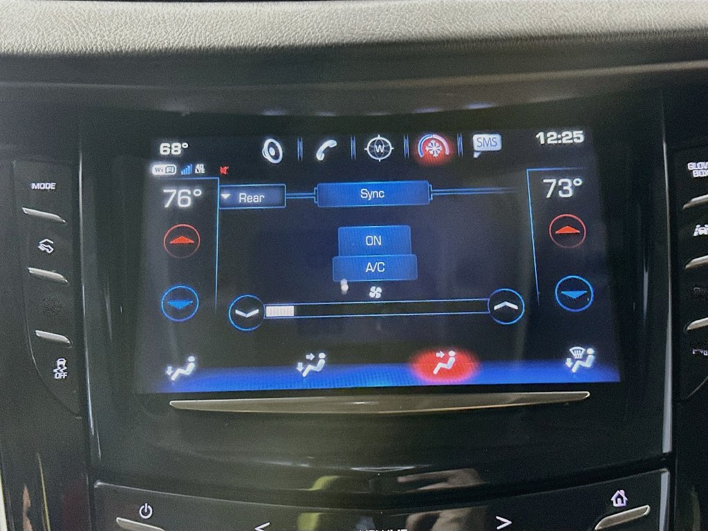 Used 2020 Cadillac Escalade Premium Luxury AWD/4WD image 18