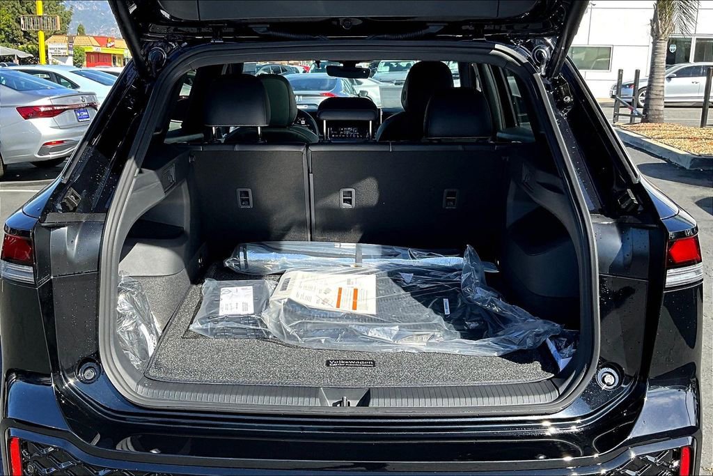 New 2026 Volkswagen Tiguan SE R-Line image 24