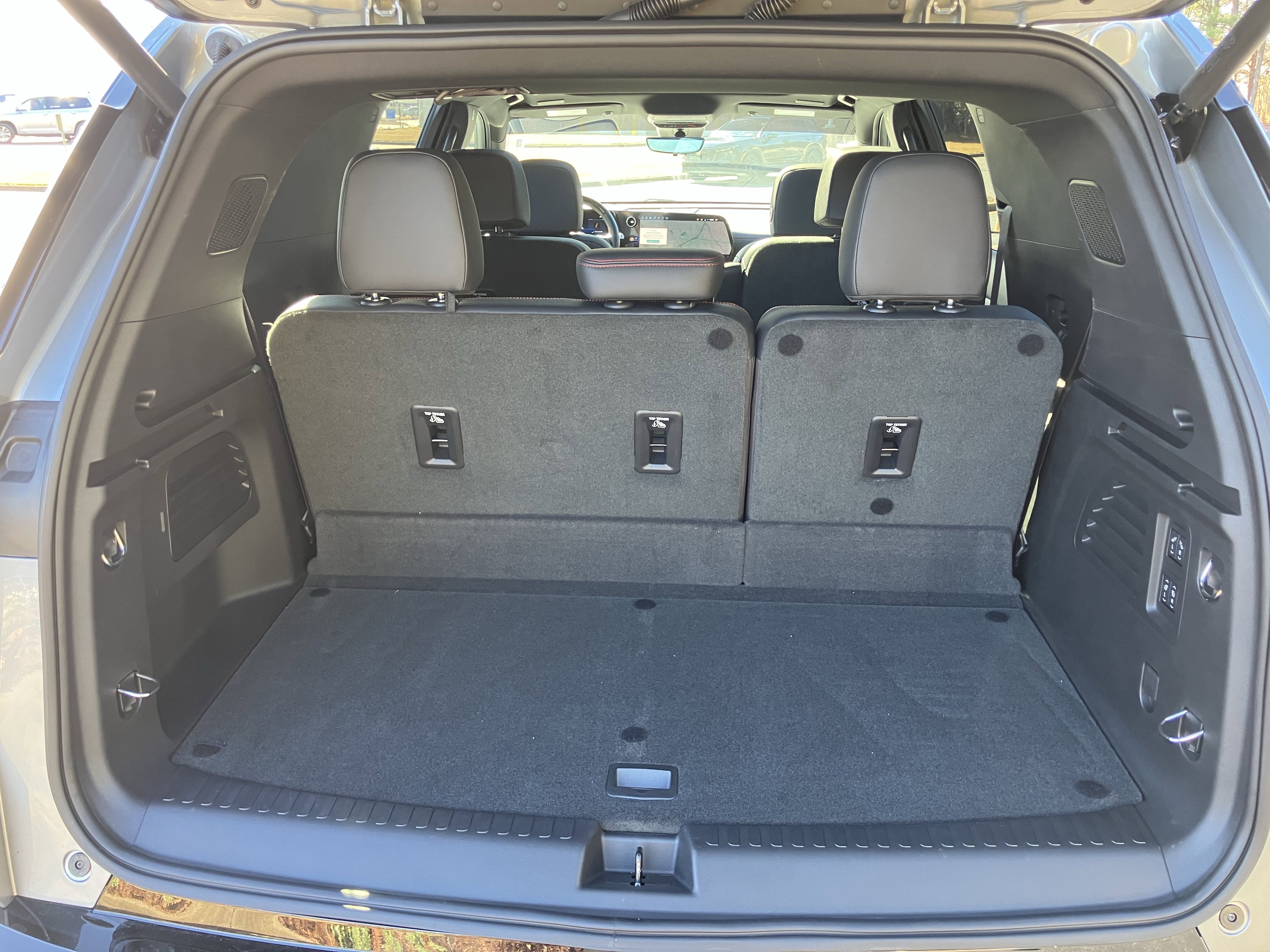 Used 2025 Chevrolet Traverse RS image 35