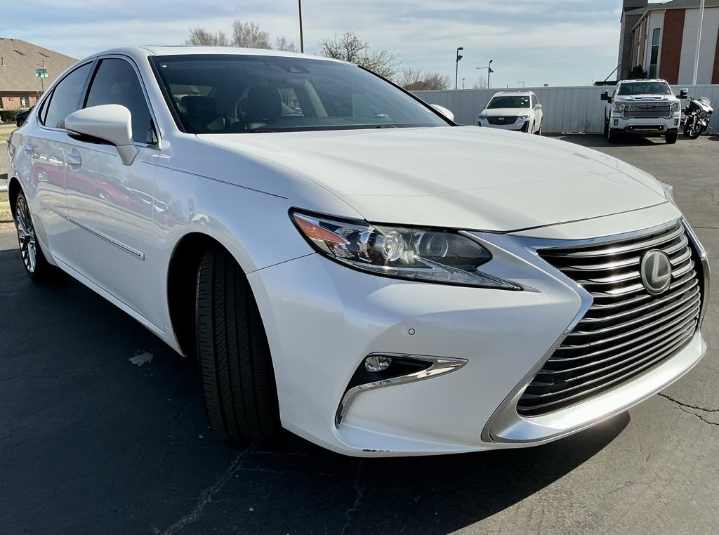 Used 2016 Lexus ES 350 w/ Luxury Package w/Wood Trim image 2