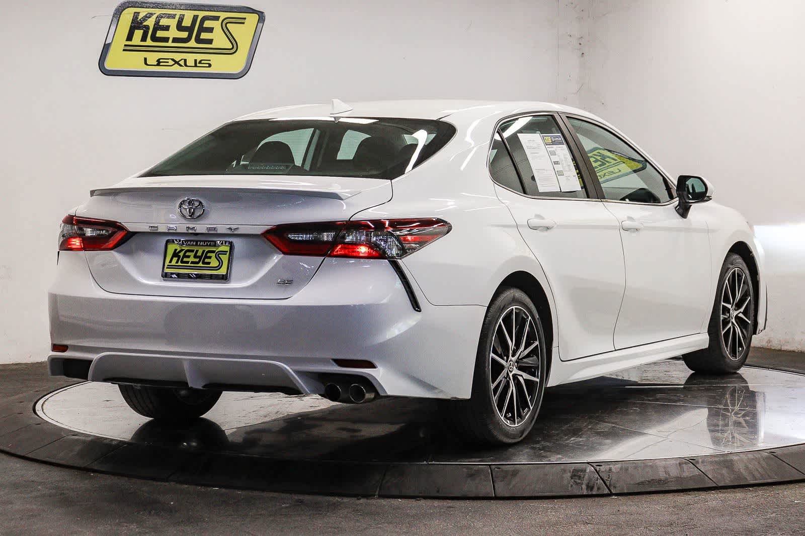 Used 2024 Toyota Camry SE FWD image 4