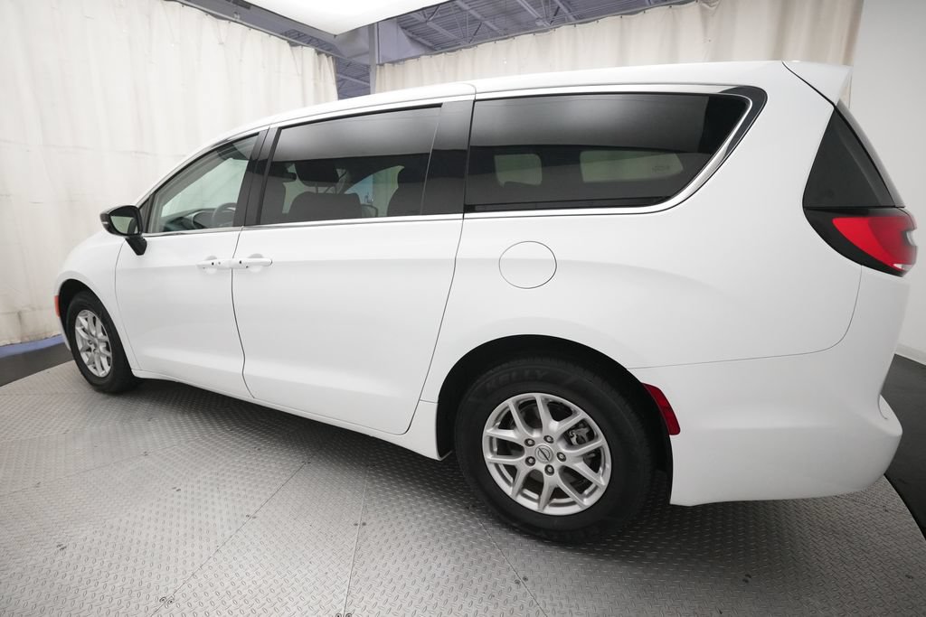 Used 2024 Chrysler Pacifica Touring-L FWD image 33