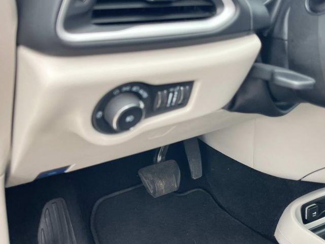 Used 2024 Chrysler Pacifica Touring-L FWD image 30