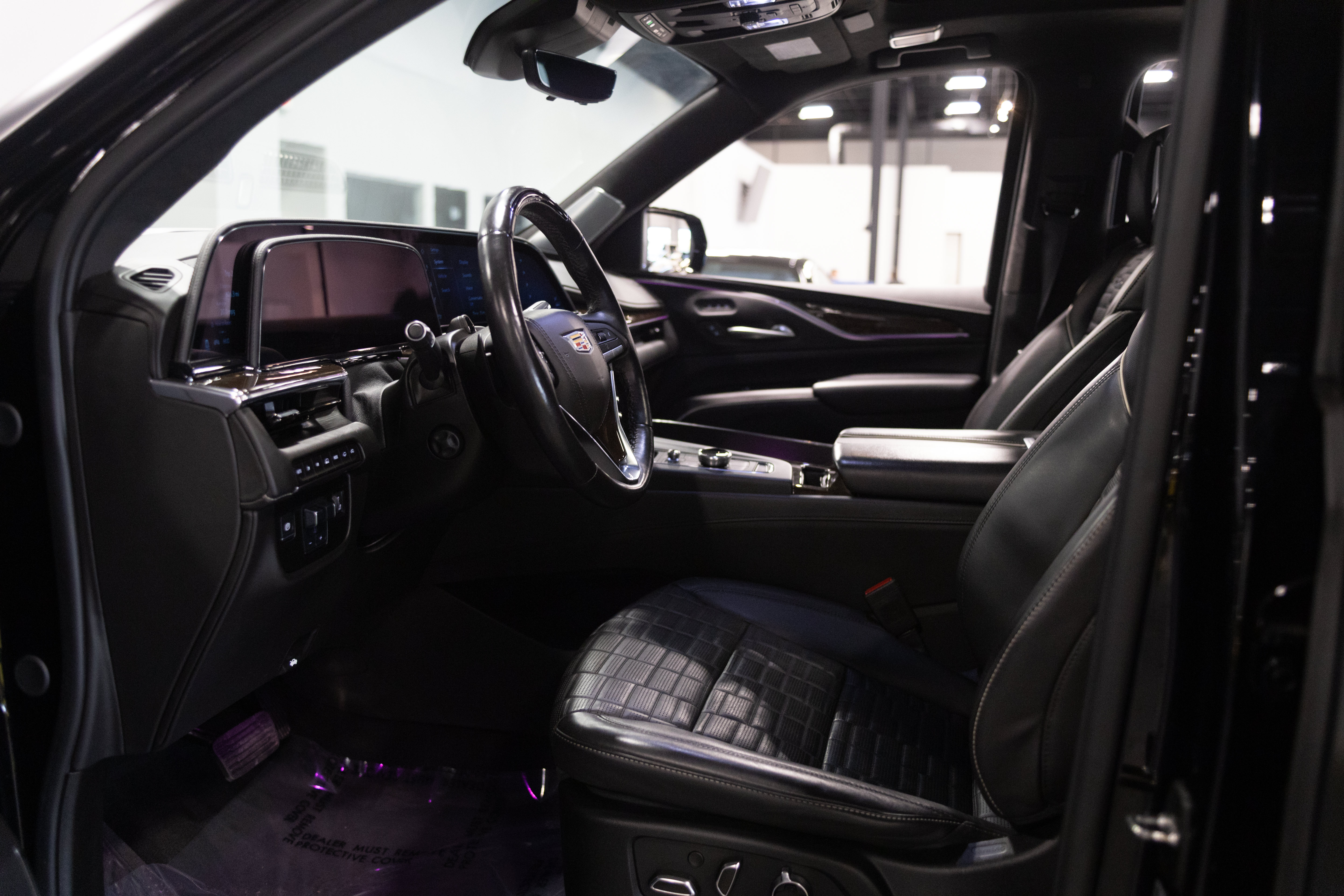 Used 2024 Cadillac Escalade Sport Platinum w/ LPO, ONYX Package AWD/4WD image 17
