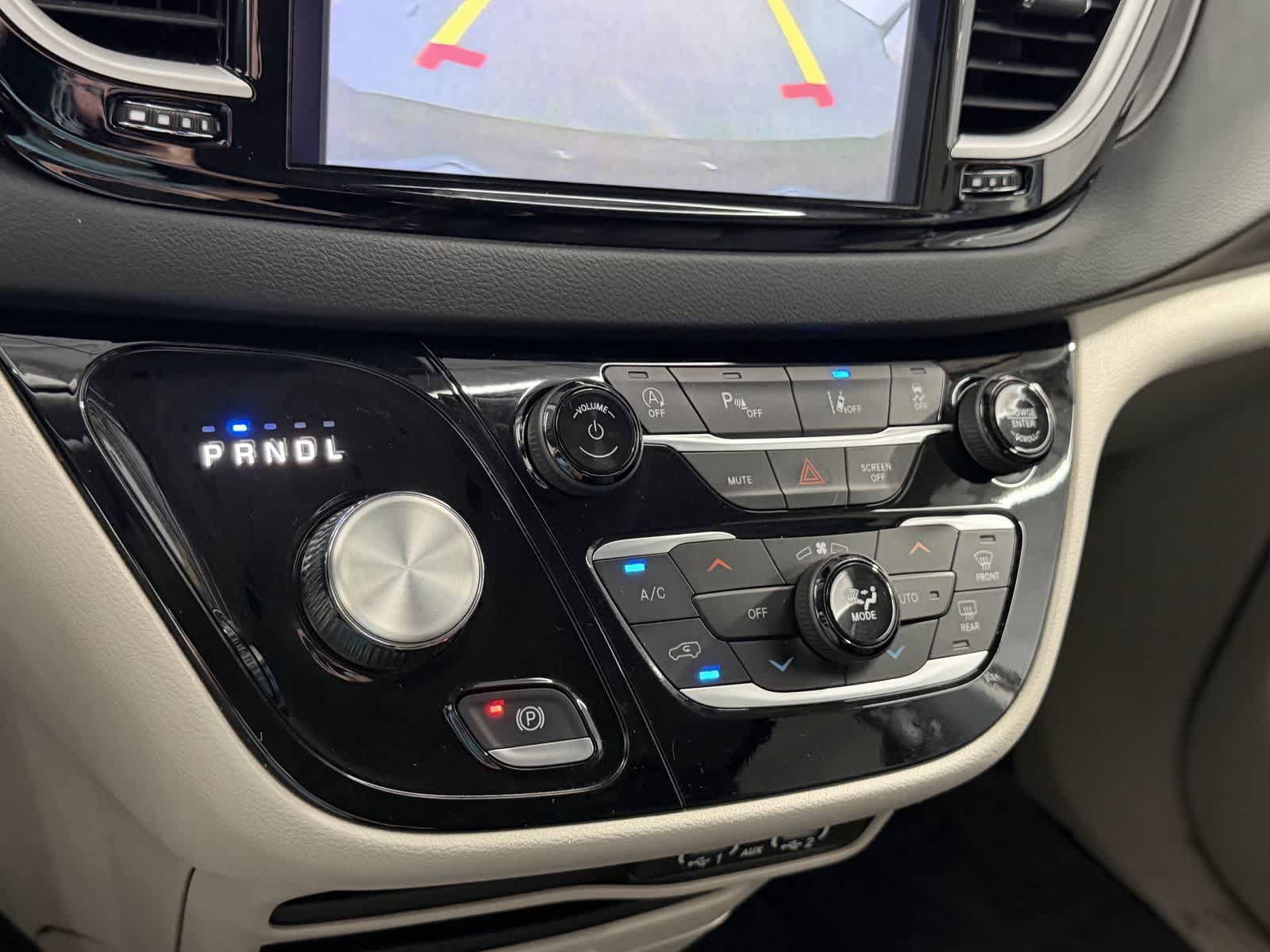 Used 2023 Chrysler Pacifica Touring-L FWD image 22