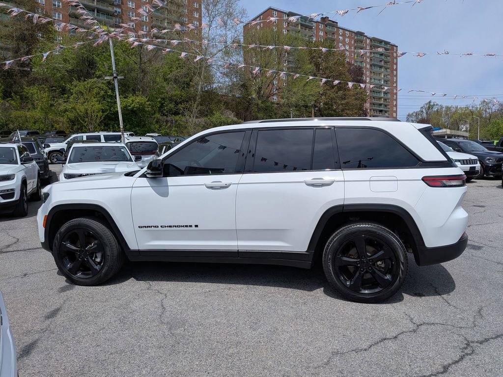 Used 2023 Jeep Grand Cherokee Limited w/ Luxury Tech Group II AWD/4WD image 11