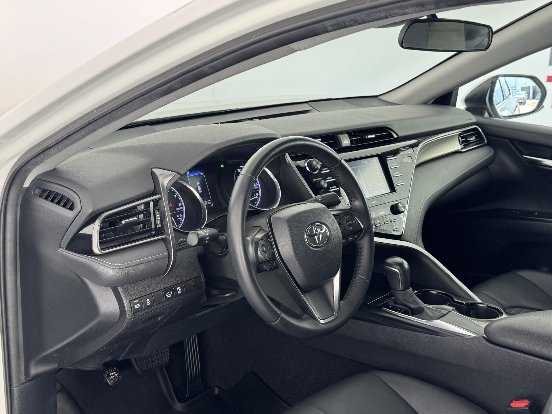 Used 2020 Toyota Camry SE FWD image 12