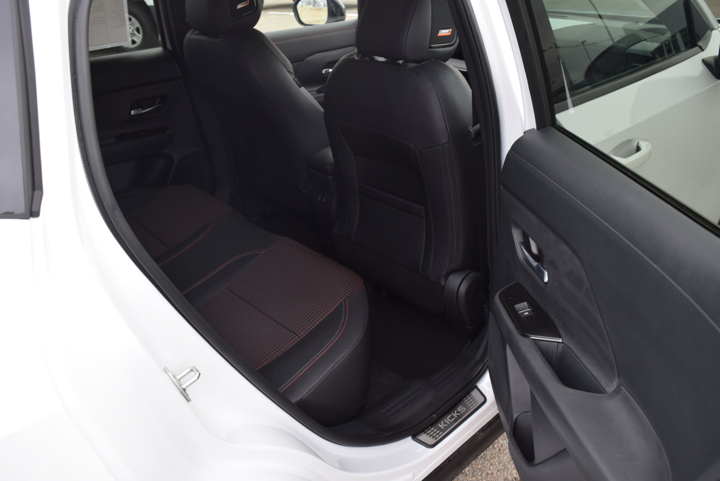 Used 2026 Nissan Kicks SR w/ SR Premium Package image 9