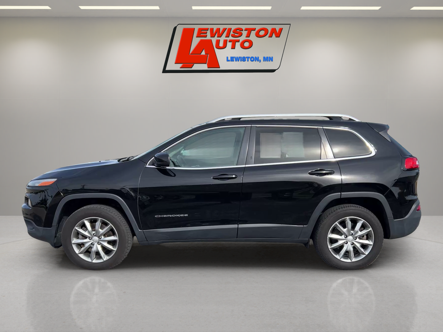 Used 2018 Jeep Cherokee Limited AWD/4WD image 2