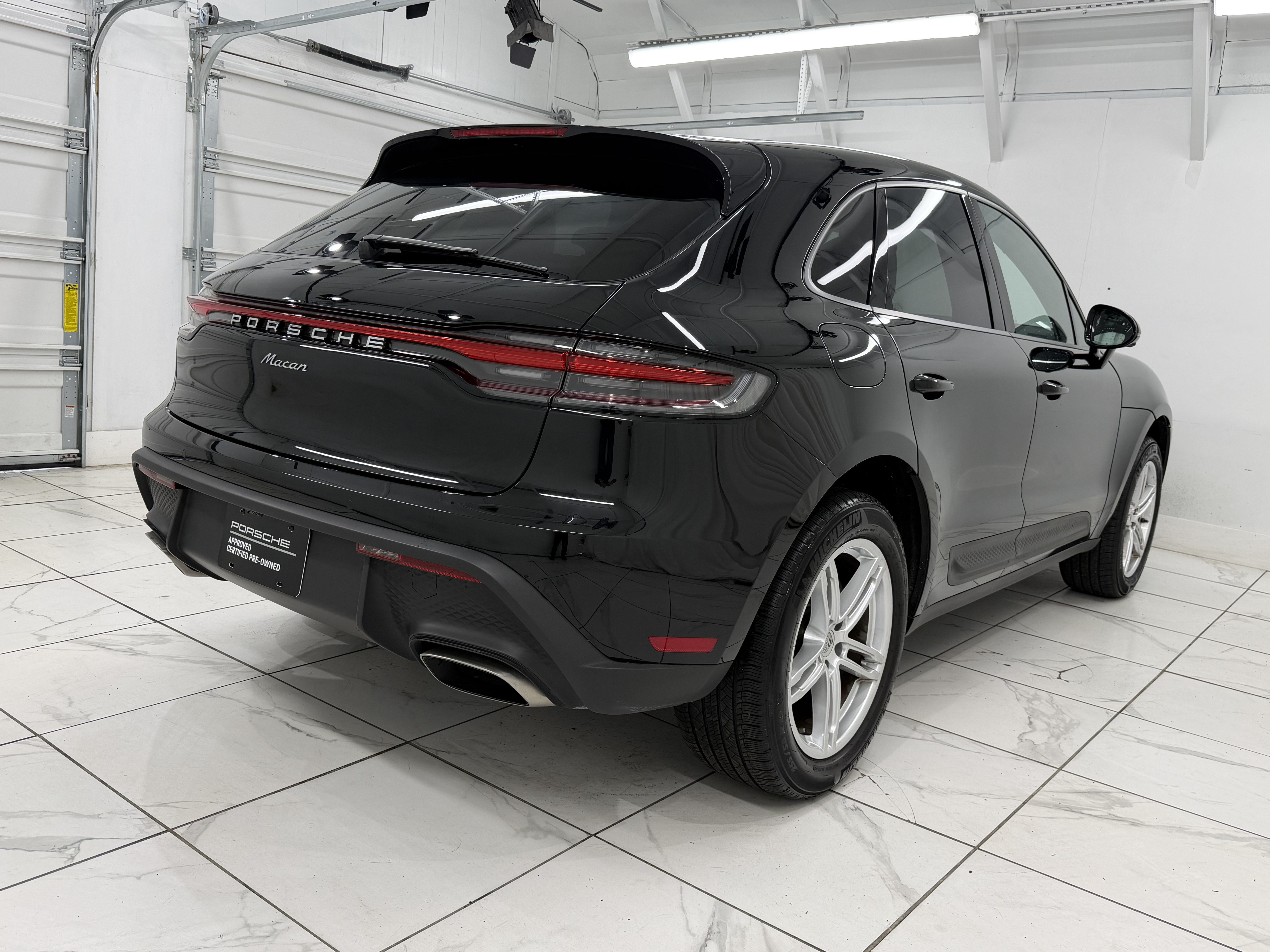 Certified 2025 Porsche Macan AWD/4WD image 12
