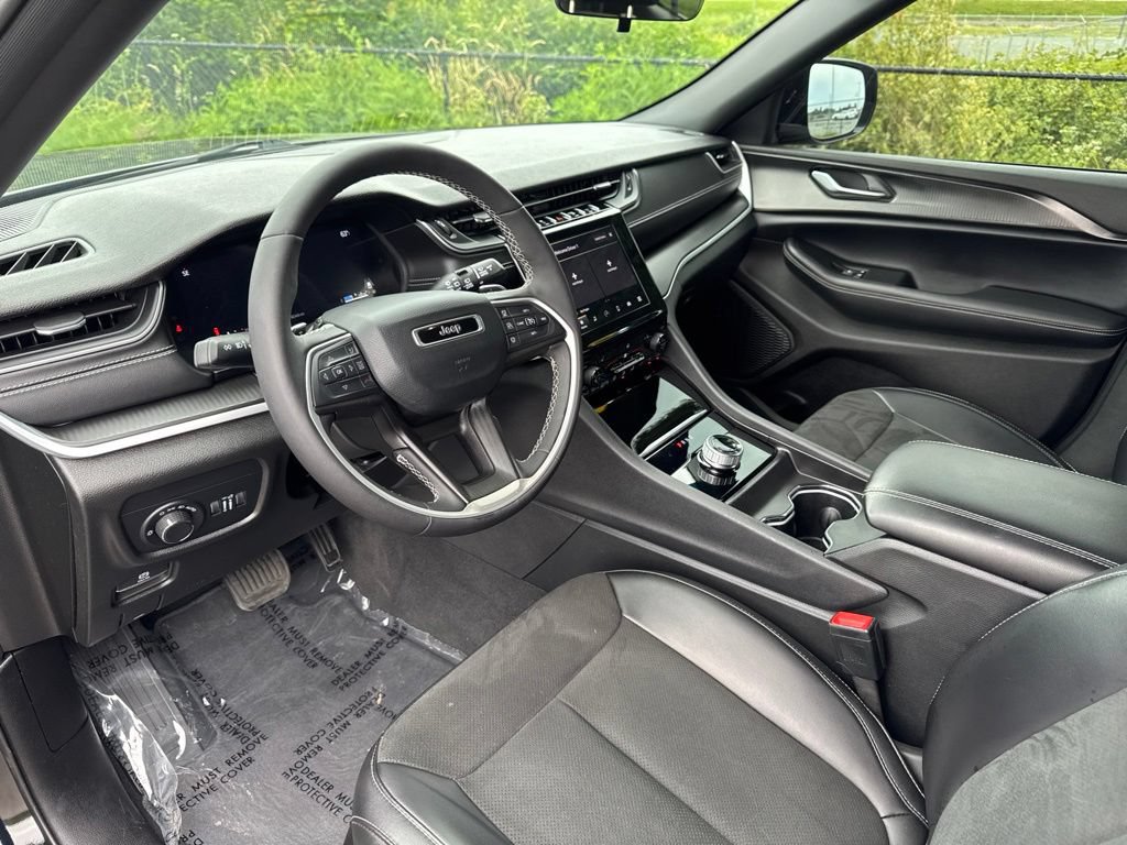 Used 2025 Jeep Grand Cherokee Altitude AWD/4WD image 8