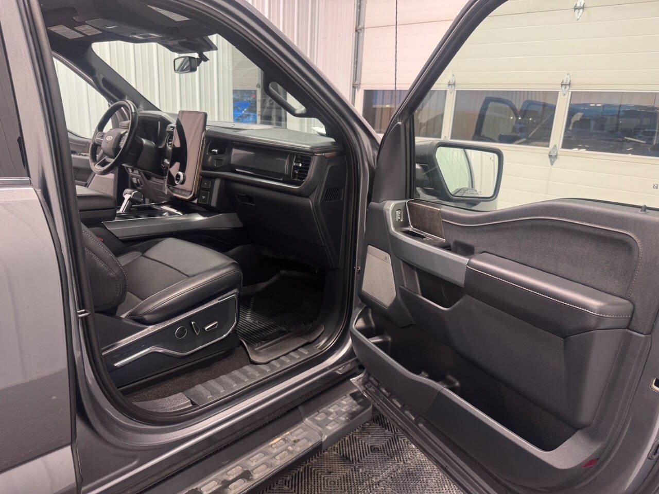 Used 2022 Ford F150 Lightning Lariat image 20