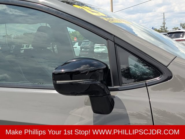Used 2025 Chrysler Pacifica Premium FWD image 11
