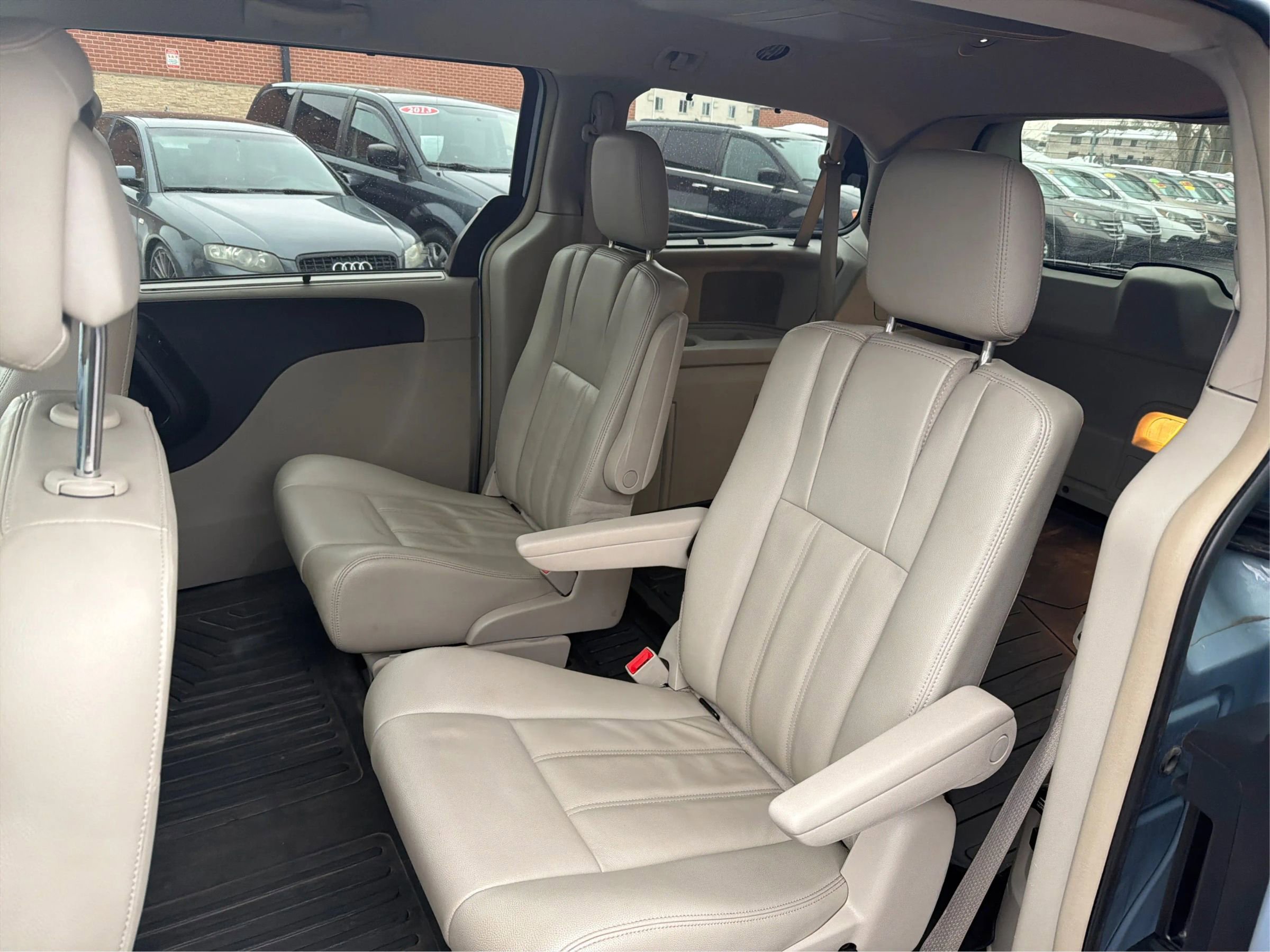 Used 2013 Chrysler Town & Country Touring image 11