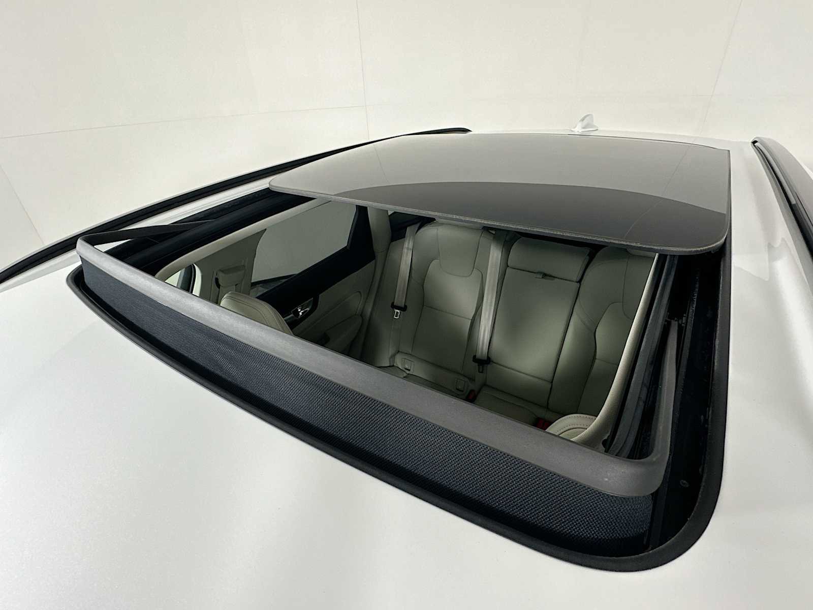 Certified 2025 Volvo XC60 T8 Plus w/ Protection Package Premier image 17