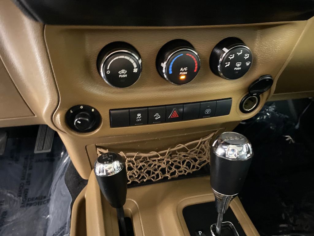 Used 2015 Jeep Wrangler Unlimited Sahara w/ Connectivity Group image 17