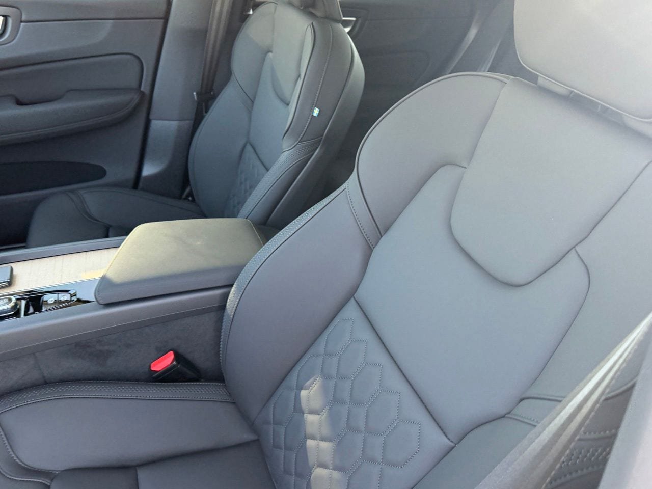 New 2027 Volvo XC60 B5 Plus AWD/4WD image 17