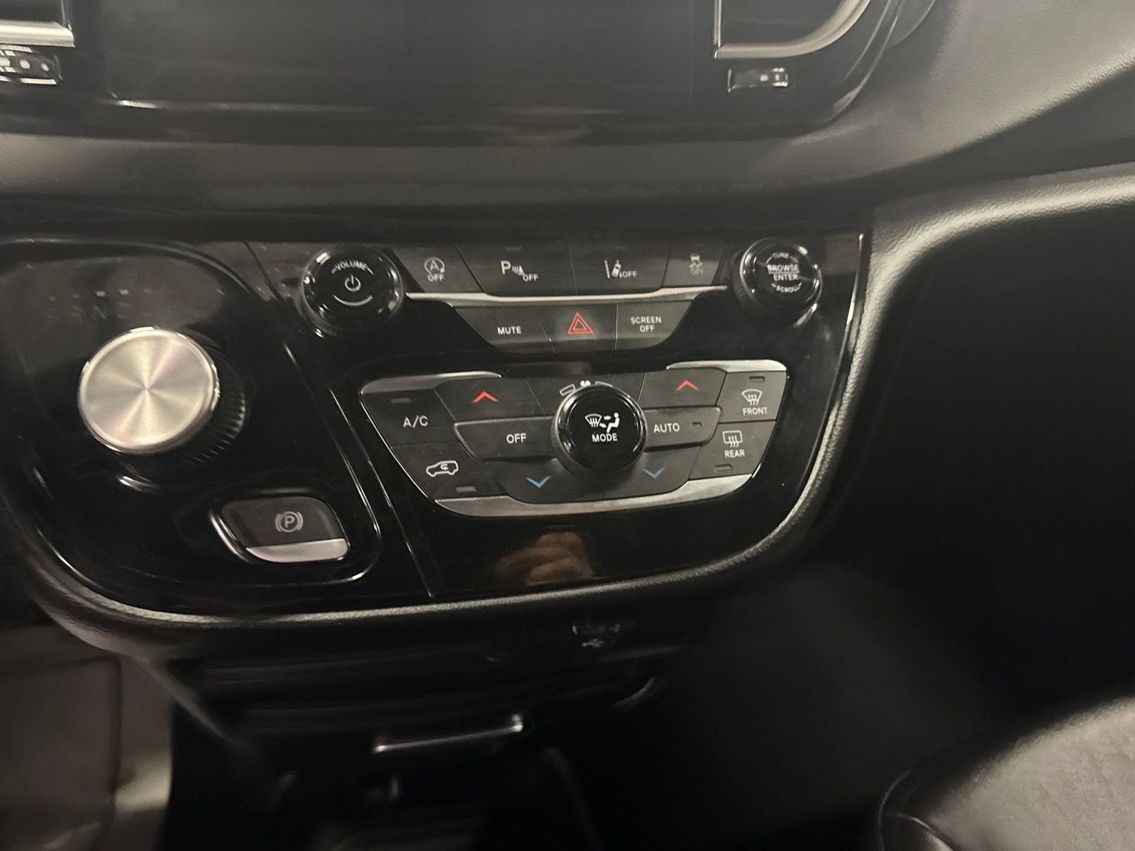 Used 2027 Chrysler Pacifica Select FWD image 15