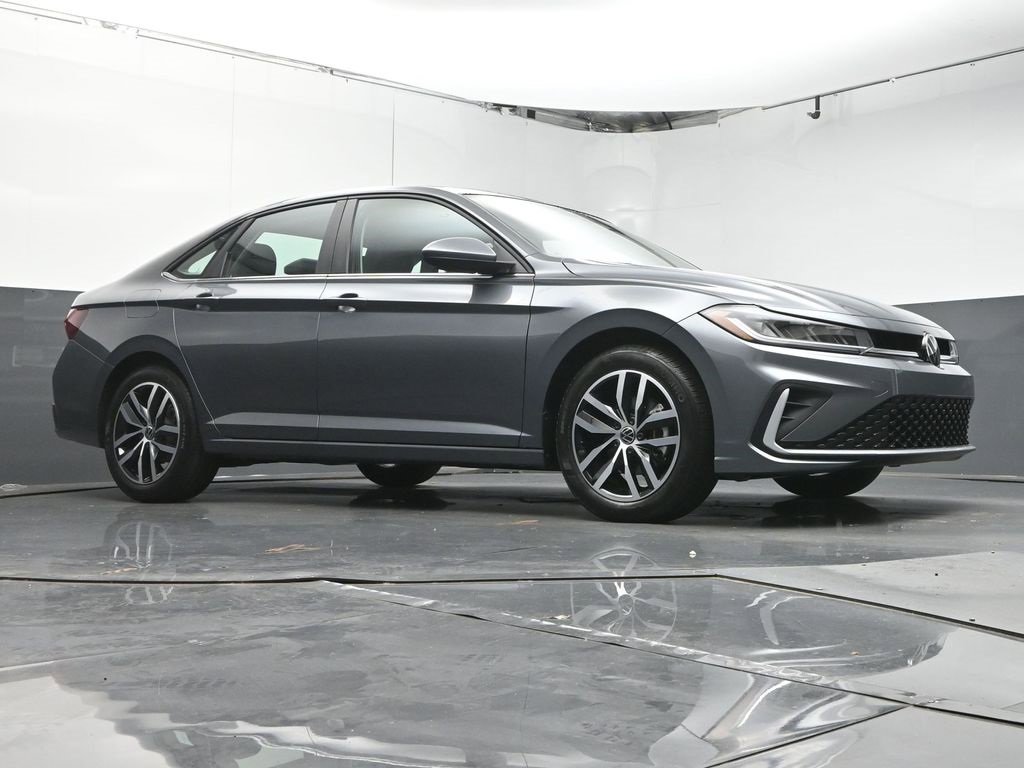 Used 2025 Volkswagen Jetta SE image 31