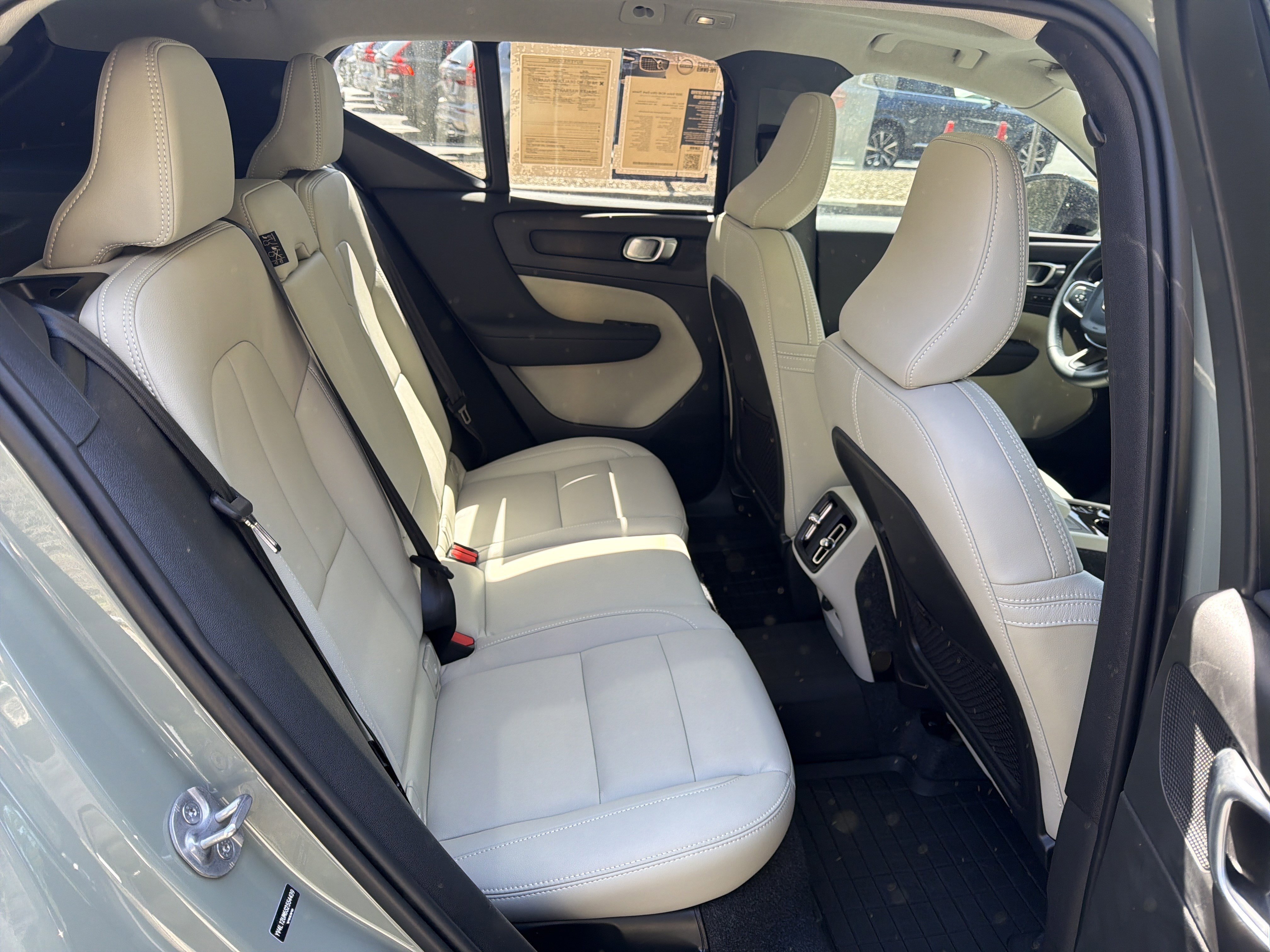 Certified 2025 Volvo XC40 B5 Ultra w/ Protection Package Premier image 33