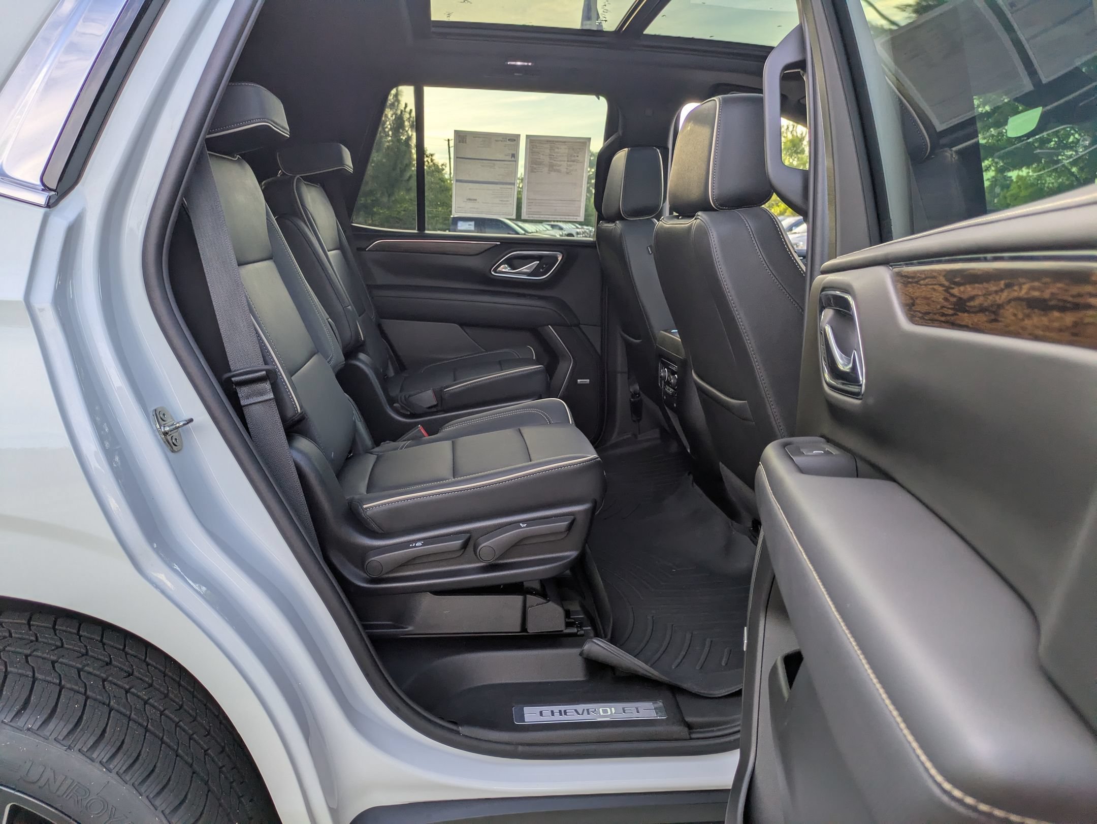 Used 2024 Chevrolet Tahoe Premier AWD/4WD image 34