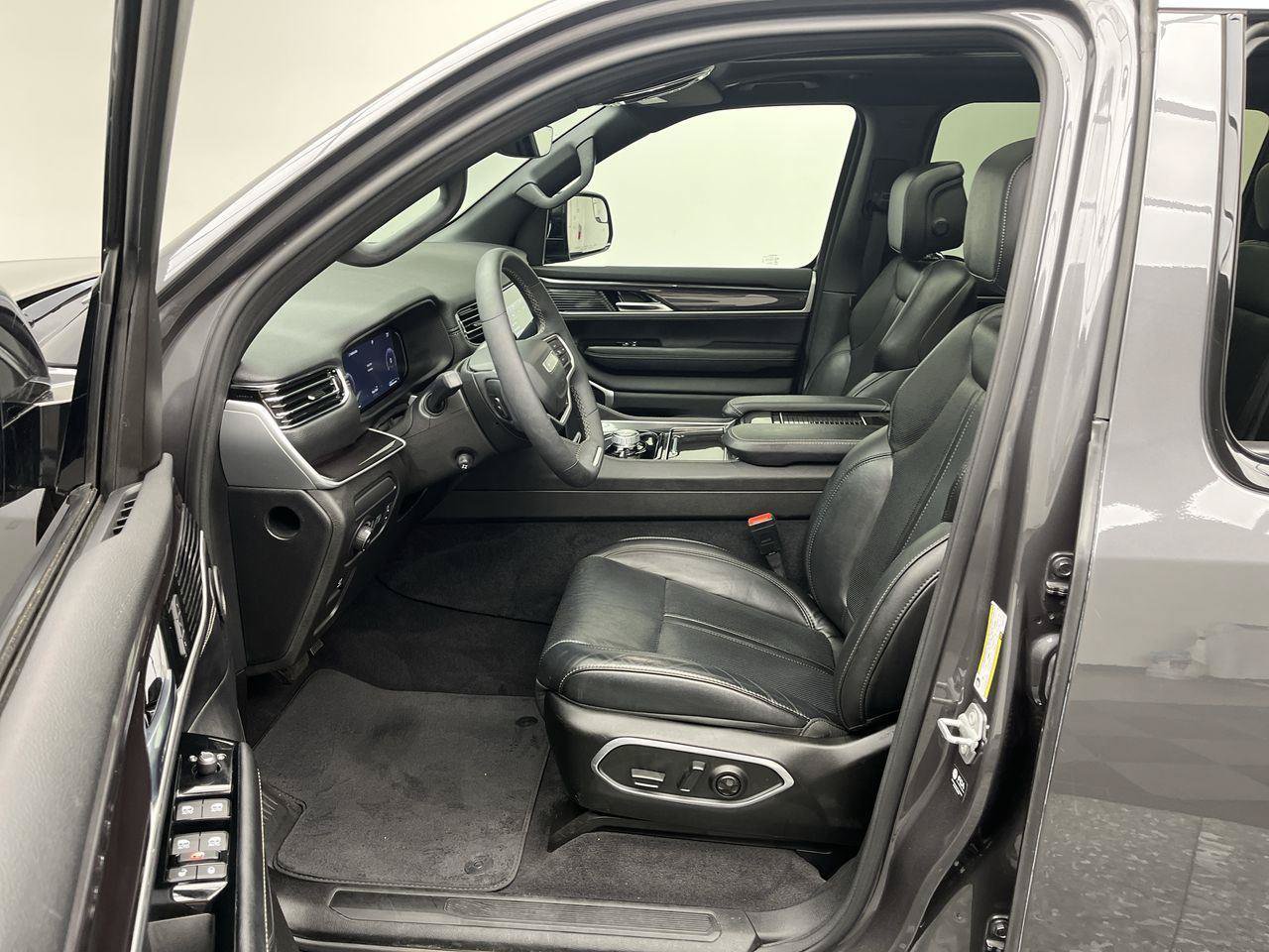 Used 2023 Jeep Wagoneer 4WD w/ Premium Group I image 3