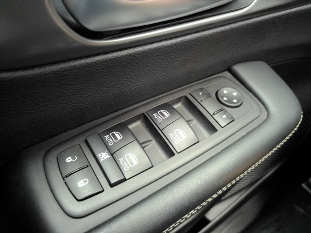 Used 2025 Chrysler Pacifica Select FWD image 37
