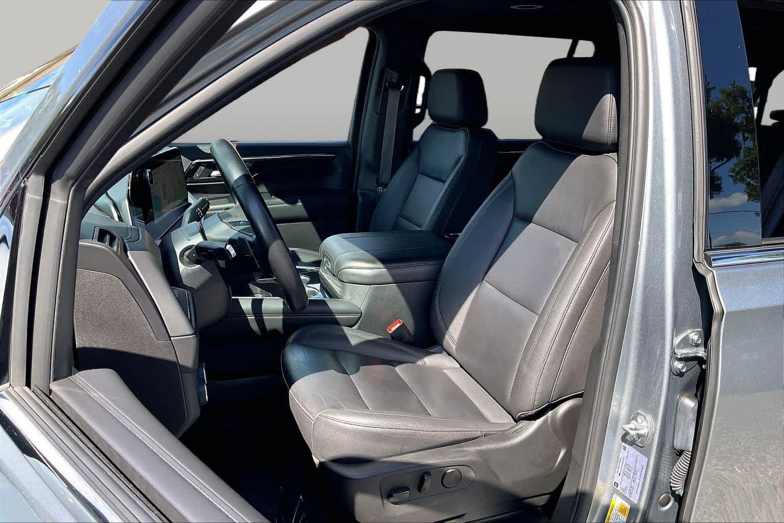 Used 2025 Chevrolet Suburban LT AWD/4WD image 24