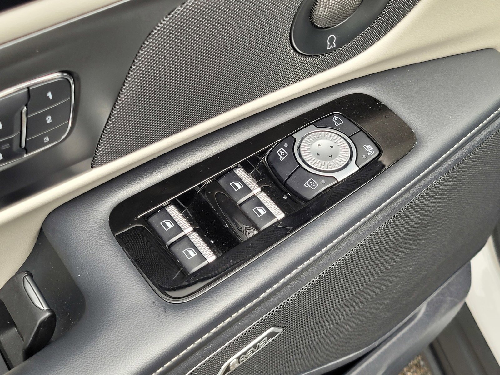 Certified 2024 Lincoln Nautilus Reserve w/ Equipment Group 202A image 17