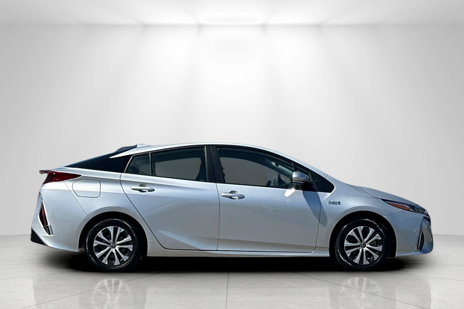 Used 2021 Toyota Prius Prime XLE w/ Carpet Mat Package (TMS) FWD image 2