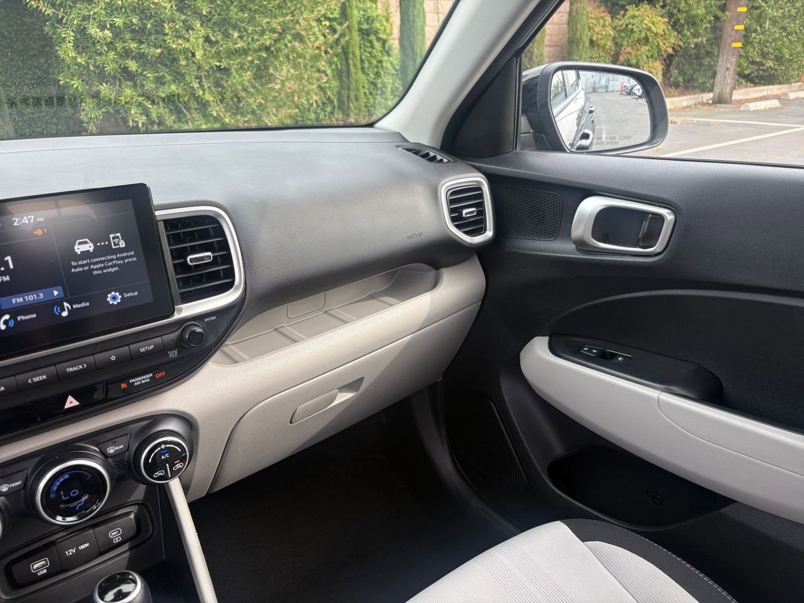 Used 2025 Hyundai Venue SEL image 35