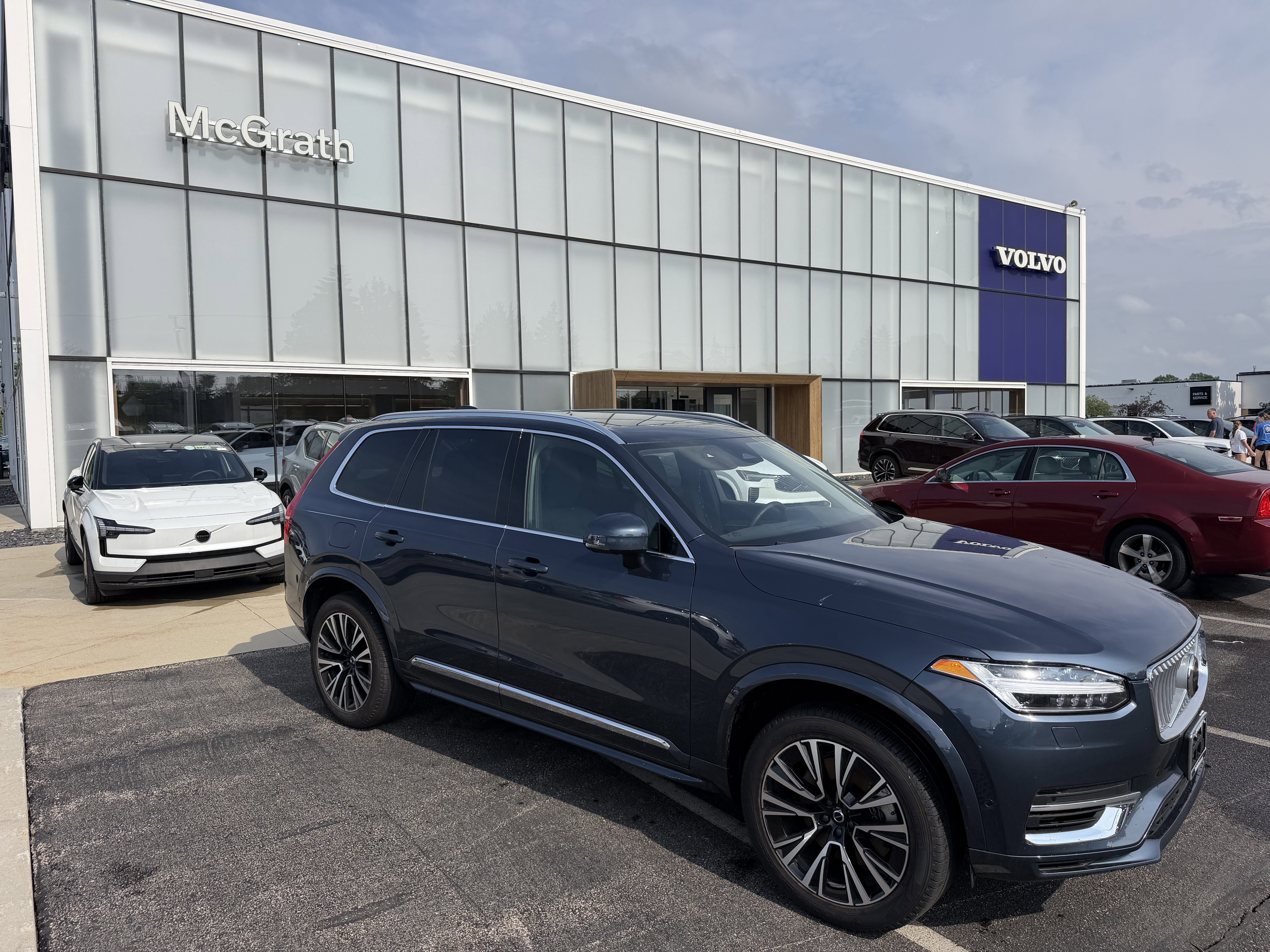 Used 2025 Volvo XC90 T8 Plus w/ Protection Package Premier AWD/4WD image 3