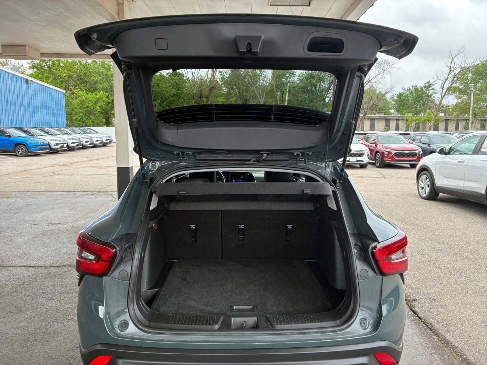 Used 2025 Chevrolet Trax LT w/ LT Convenience Package FWD image 30