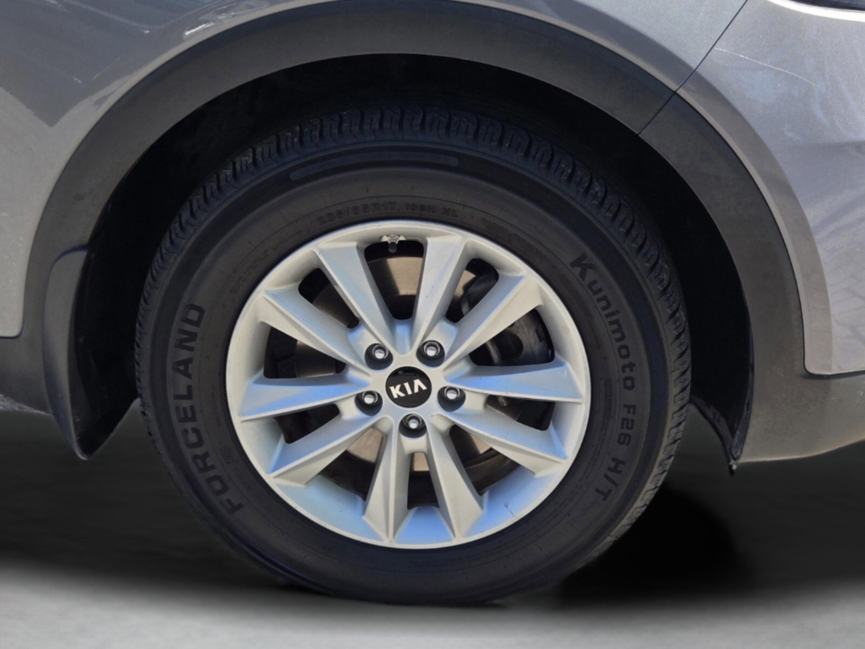 Used 2020 Kia Sorento LX image 9