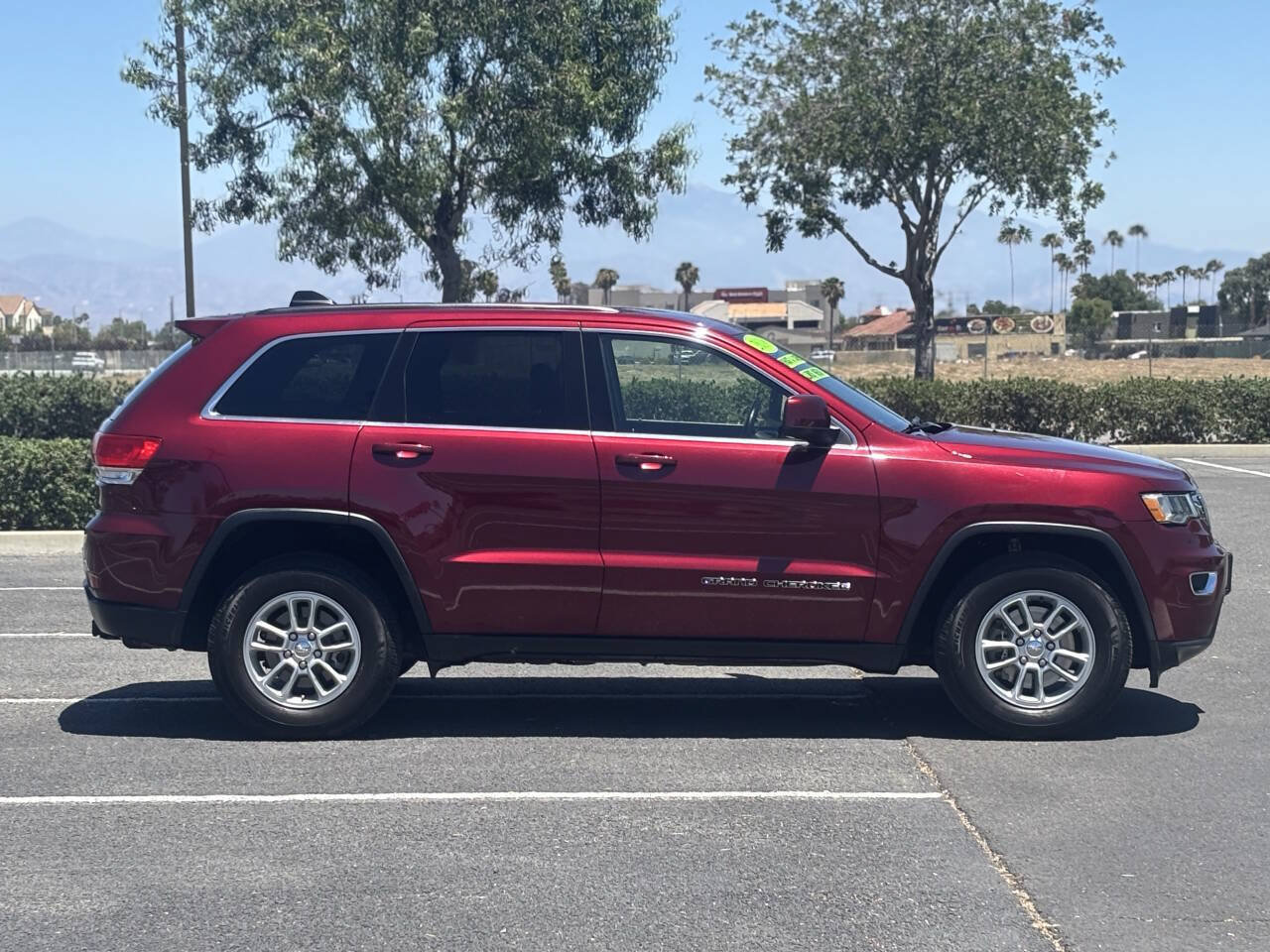 Used 2018 Jeep Grand Cherokee Laredo AWD/4WD image 9