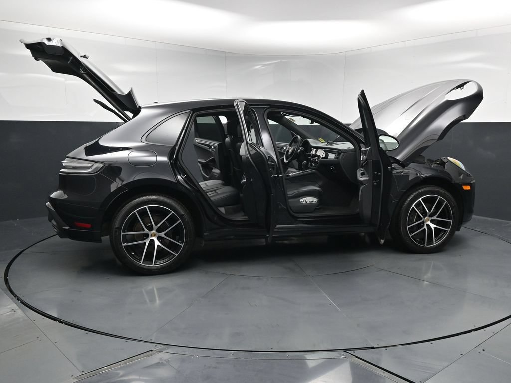 Certified 2025 Porsche Macan AWD/4WD image 35