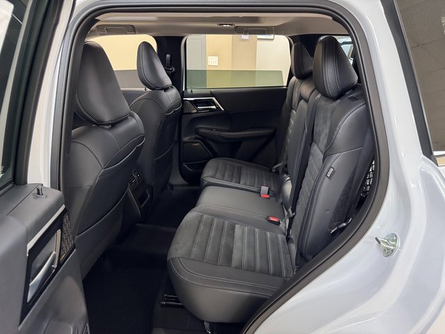 New 2025 Mitsubishi Outlander SE image 22