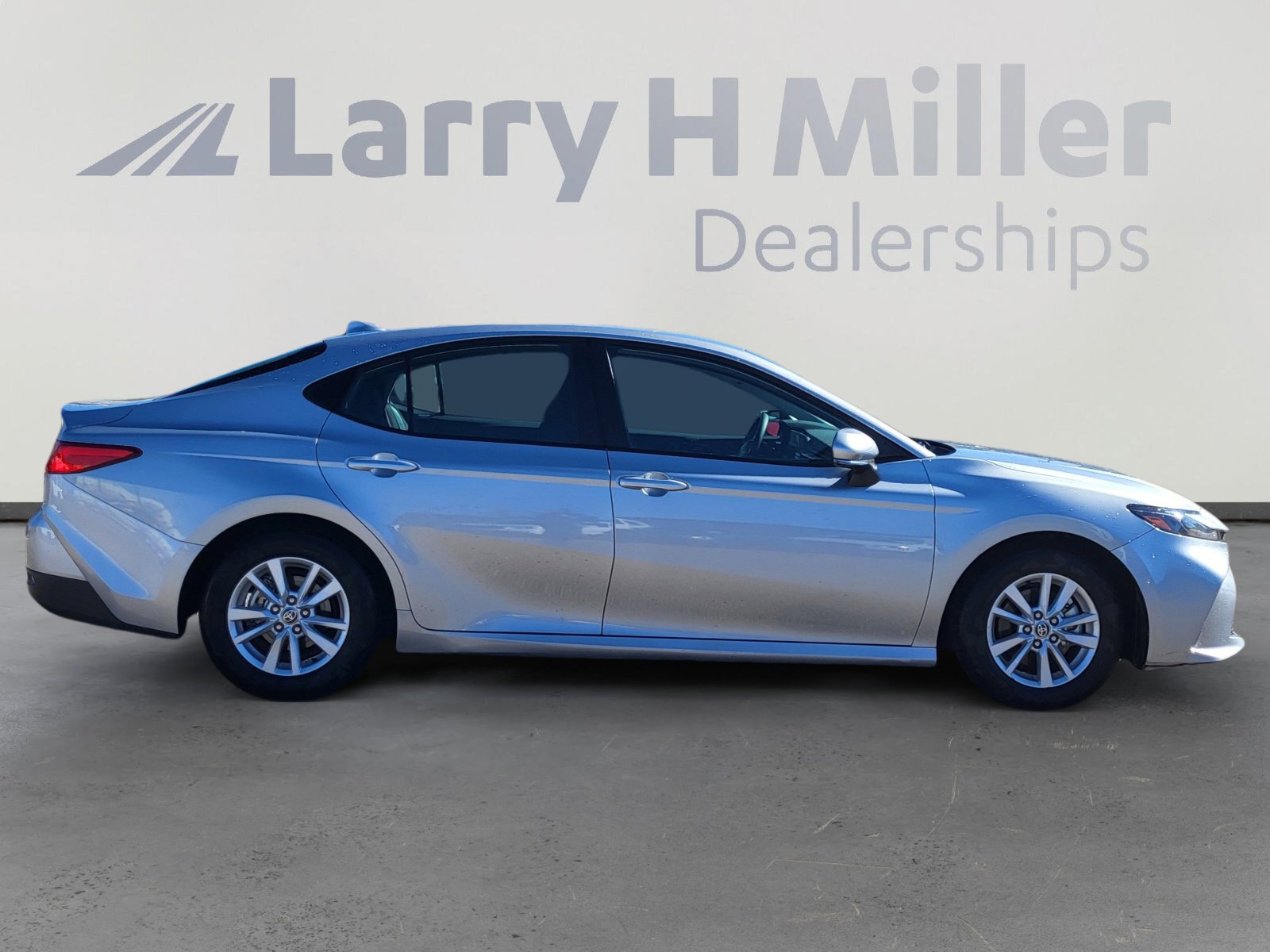 Used 2025 Toyota Camry LE image 6