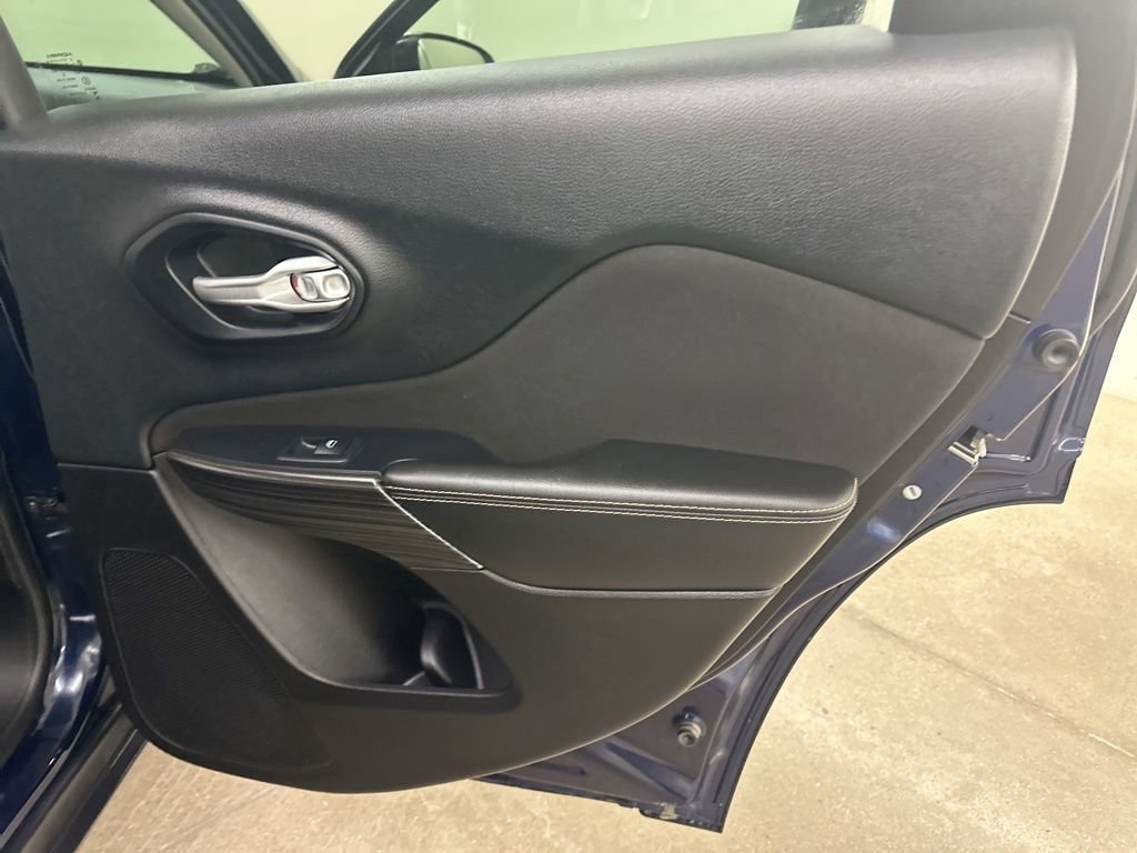 Used 2015 Jeep Cherokee Latitude w/ Comfort/Convenience Group image 23