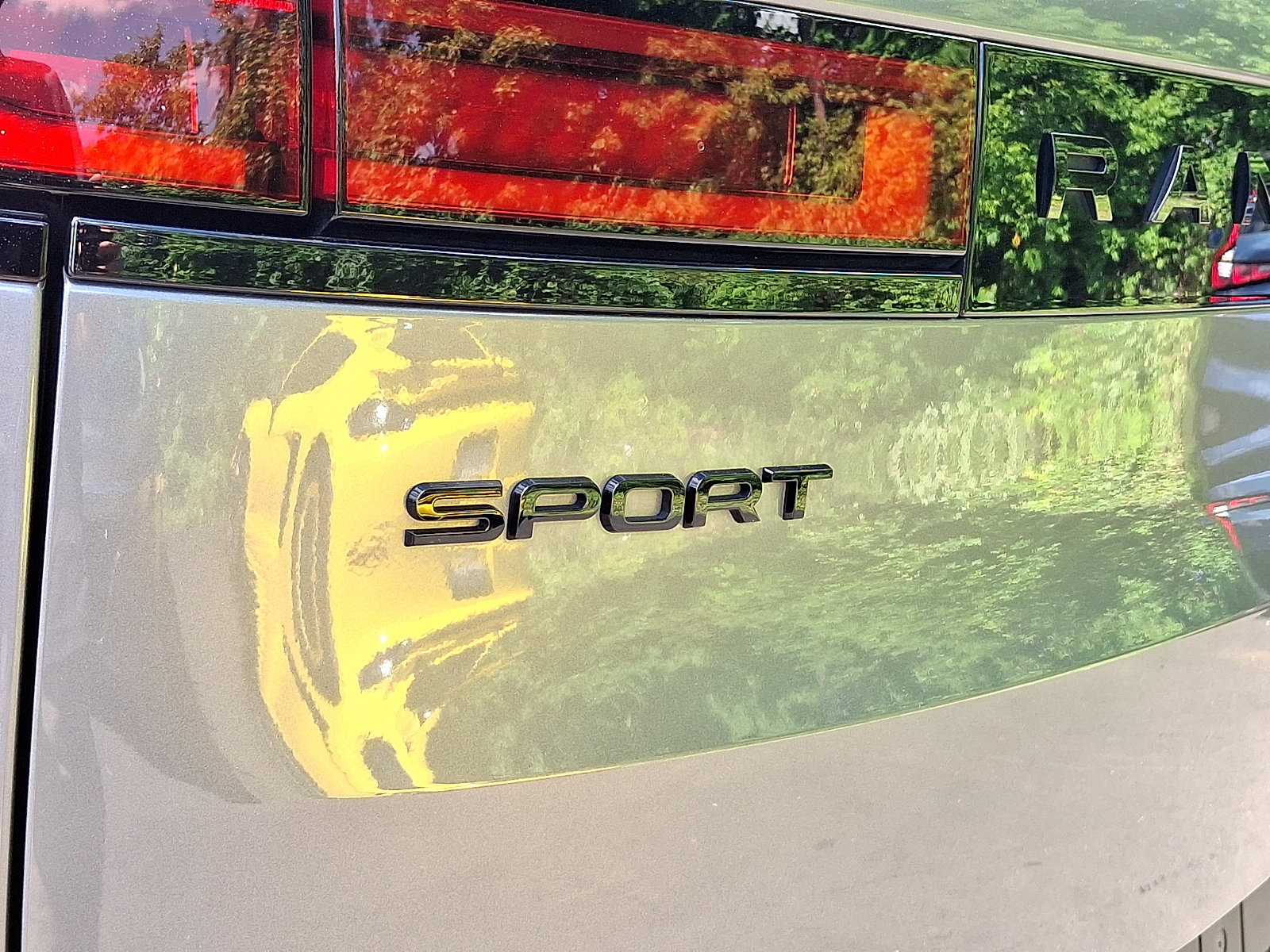 Used 2024 Land Rover Range Rover Sport SE AWD/4WD image 30