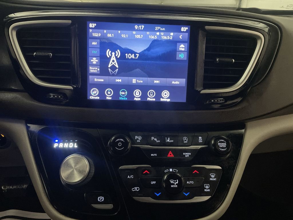 Used 2020 Chrysler Pacifica Touring w/ Advanced Safetytec Group FWD image 7