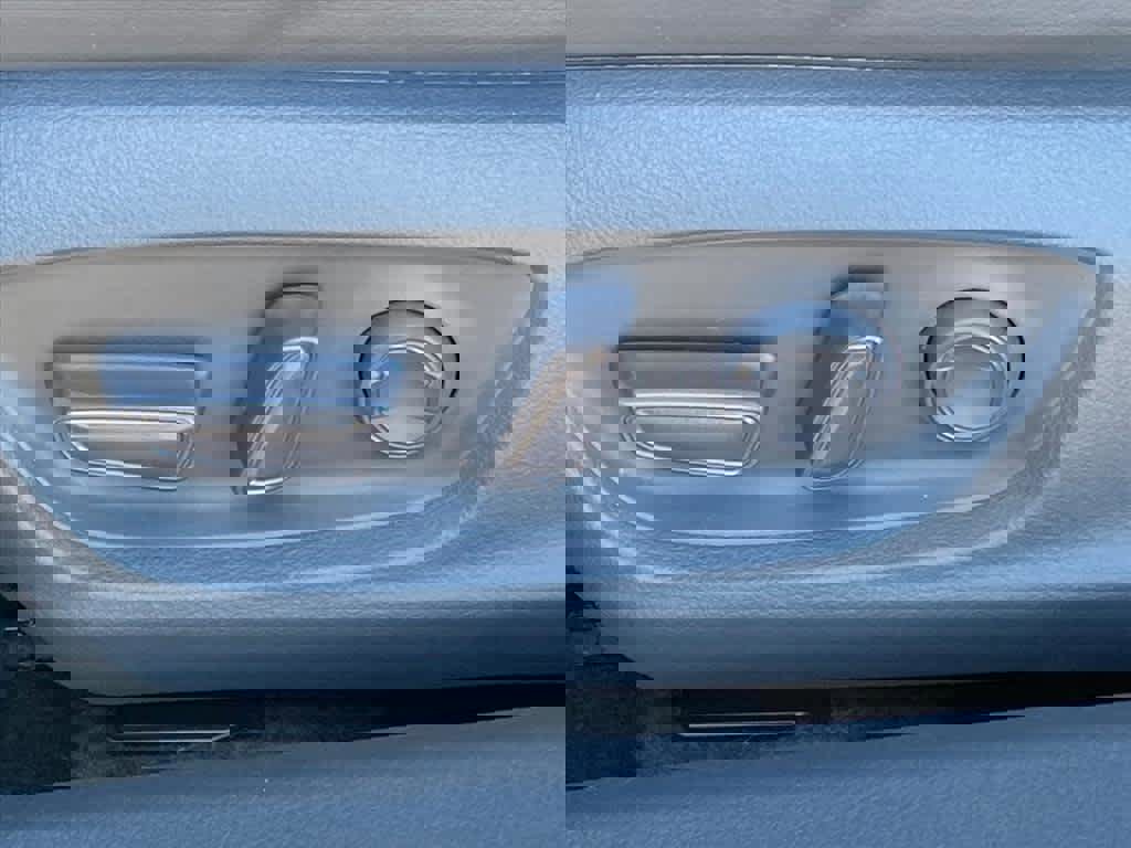 Used 2020 Toyota Camry XLE image 13