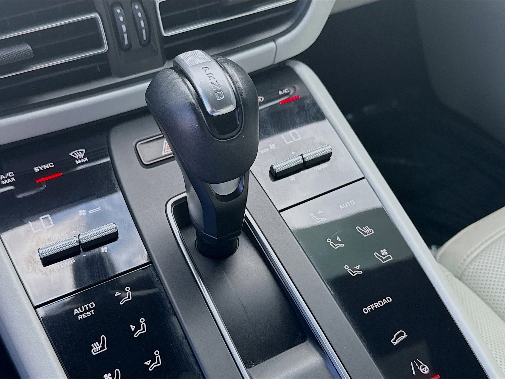 Used 2022 Porsche Macan w/ Premium Package Plus image 15