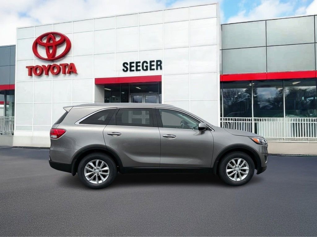 Used 2017 Kia Sorento FWD w/ LX Convenience Package image 2