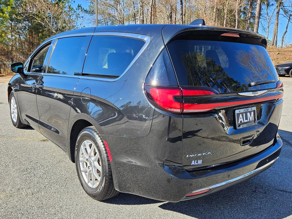 Used 2023 Chrysler Pacifica Touring-L image 11