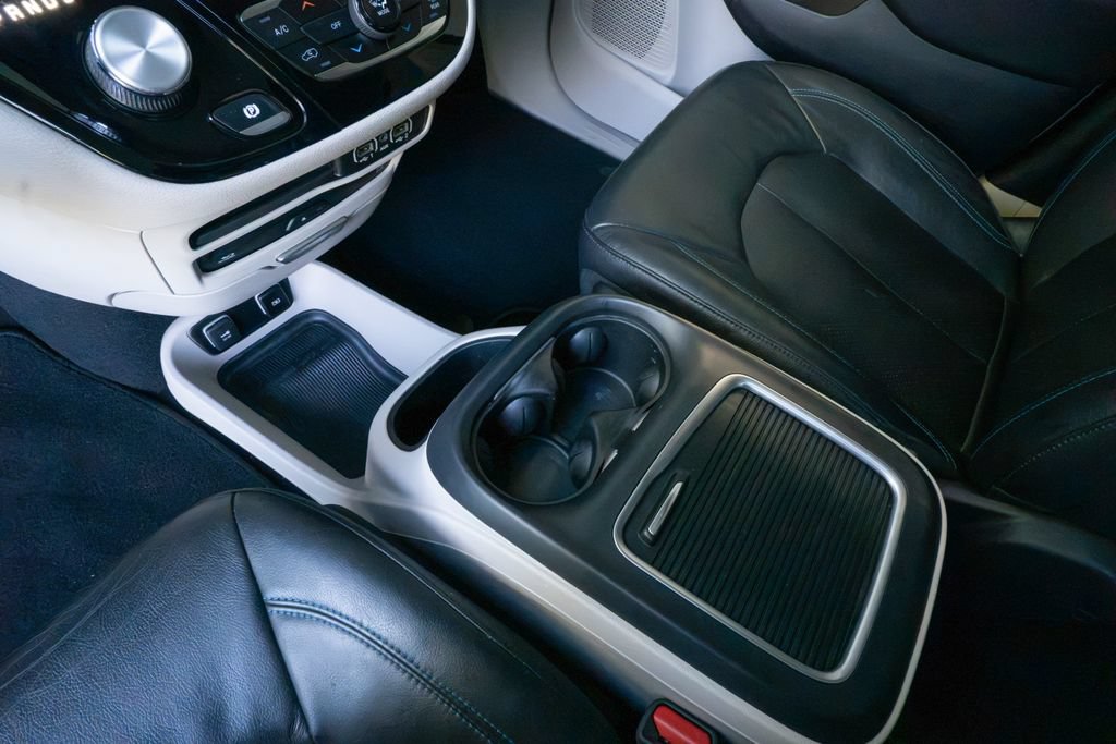 Used 2021 Chrysler Pacifica Touring-L w/ Uconnect Theater Family Group FWD image 10