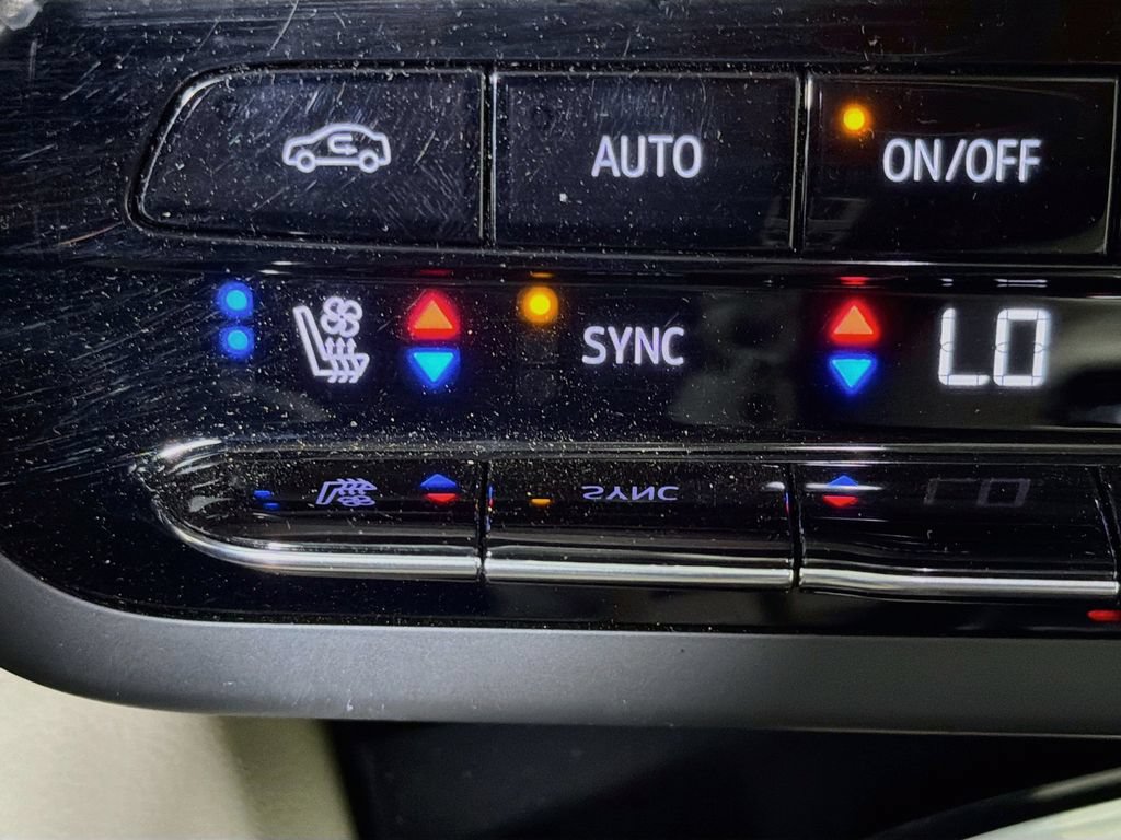 Used 2023 Buick Envision Avenir AWD/4WD image 21
