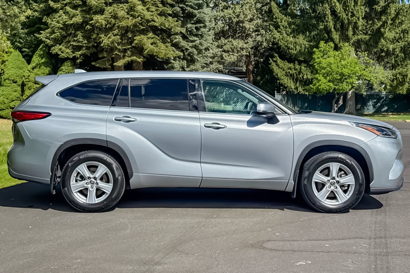 Used 2021 Toyota Highlander LE AWD/4WD video 3