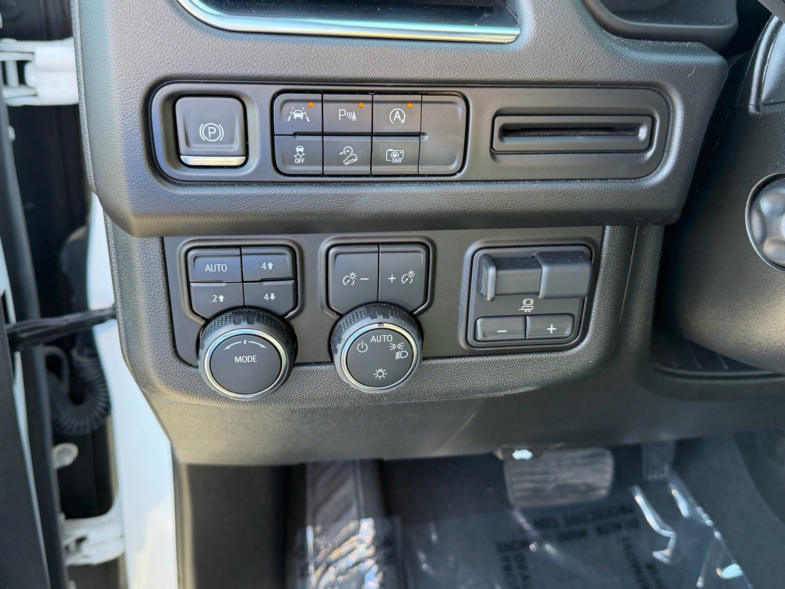 Used 2024 Chevrolet Tahoe Z71 w/ Luxury Package AWD/4WD image 13