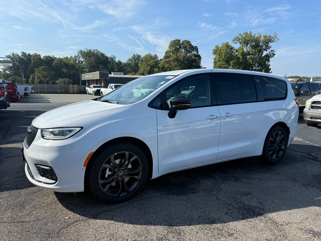 New 2026 Chrysler Pacifica Select image 4
